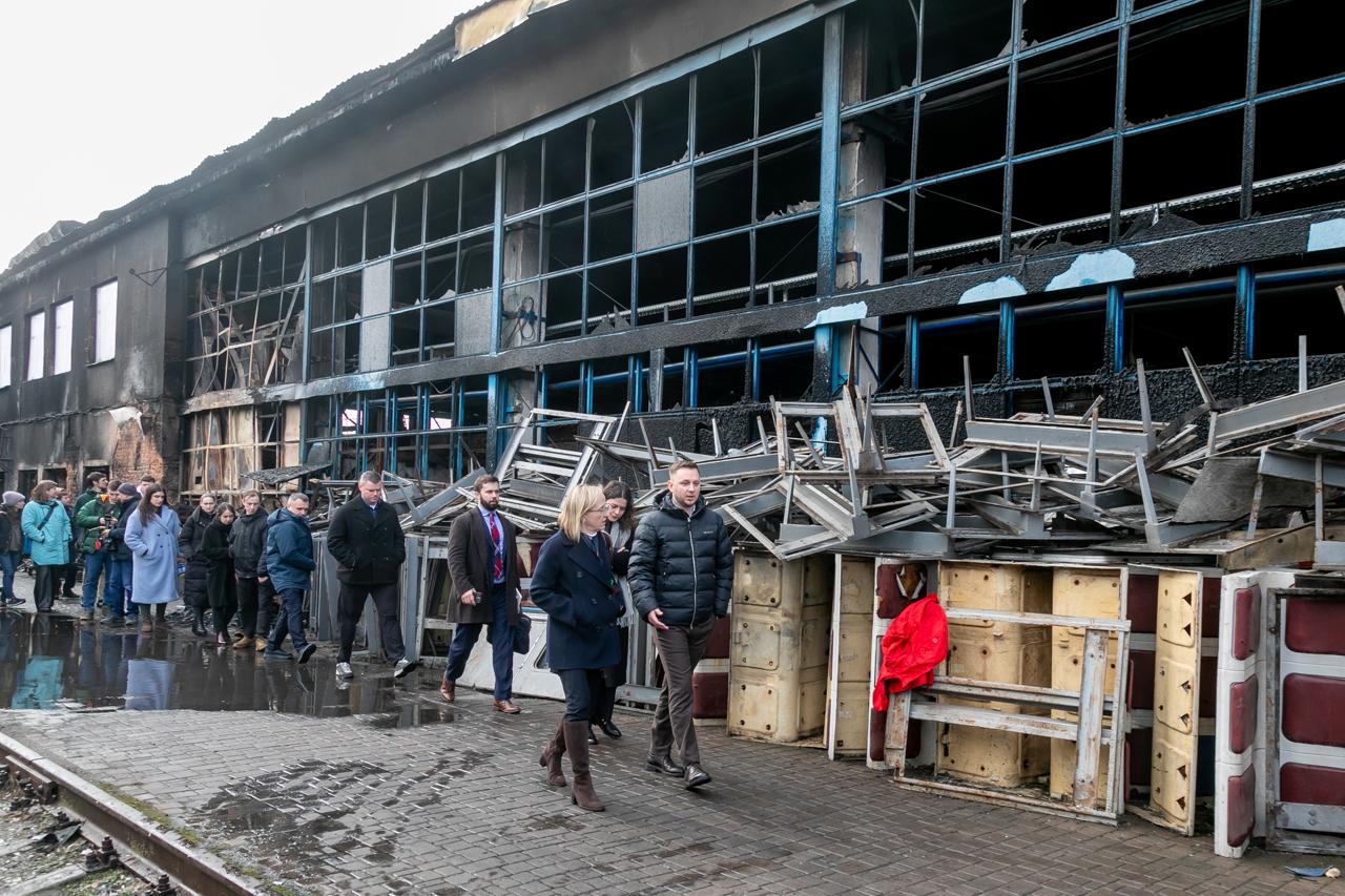 У Фастові російський удар знищив депо та 27 вагонів приміських поїздів: фото — фото 4