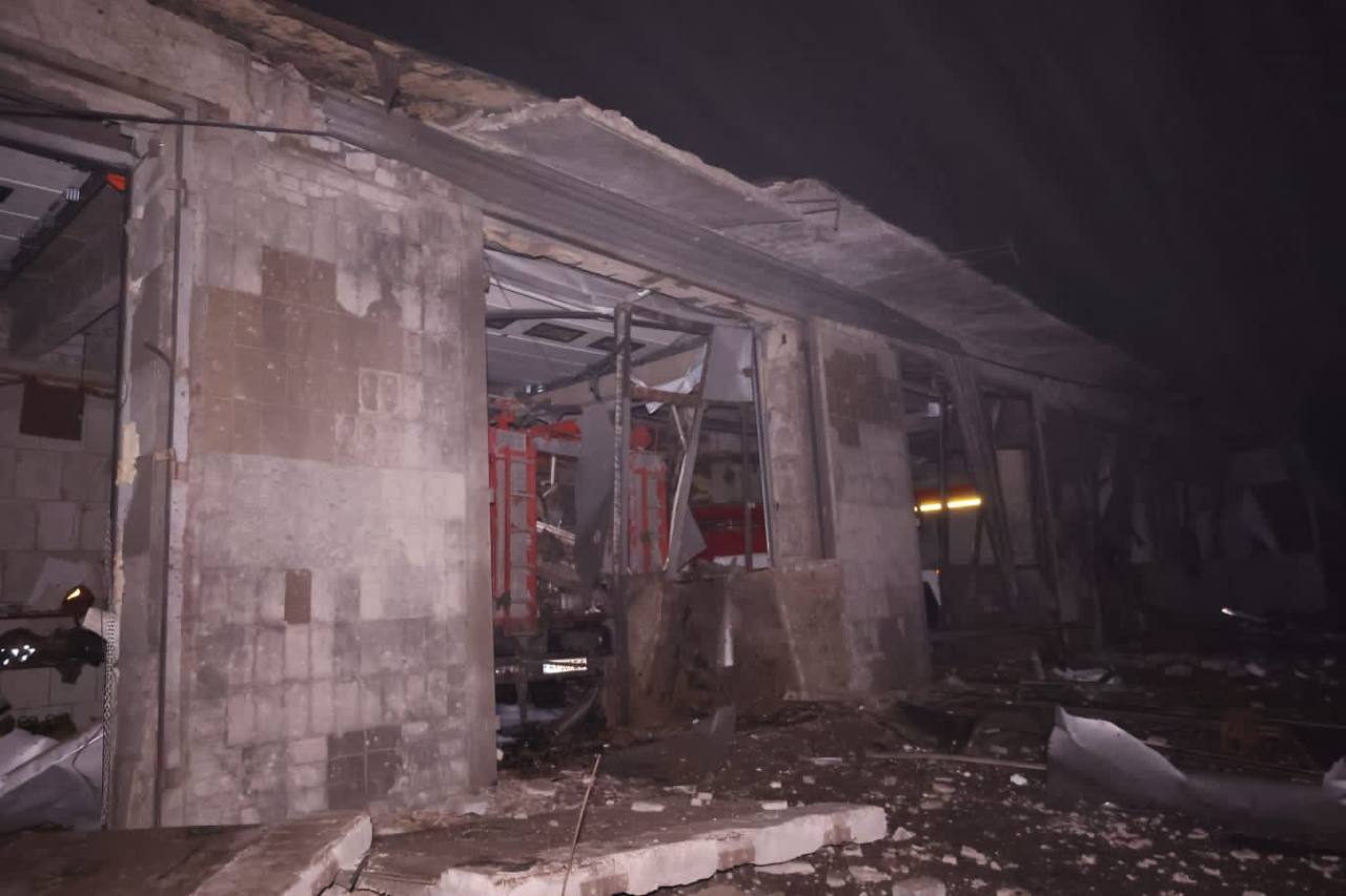 Росія вдарила ракетою по пожежній частині в Ізюмі: фото — фото