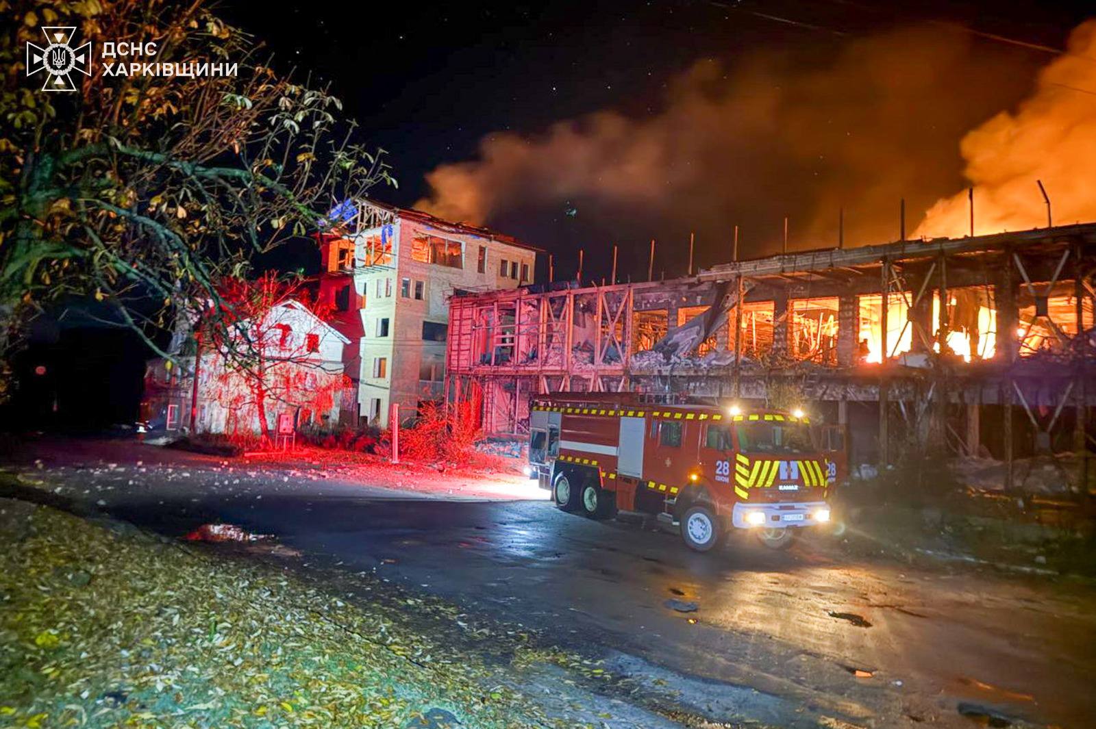 В Чугуеве и Изюме удалось потушить пожары после российских обстрелов — фото 4 В Чугуеве и Изюме удалось потушить пожары после российских обстрелов — фото 4
