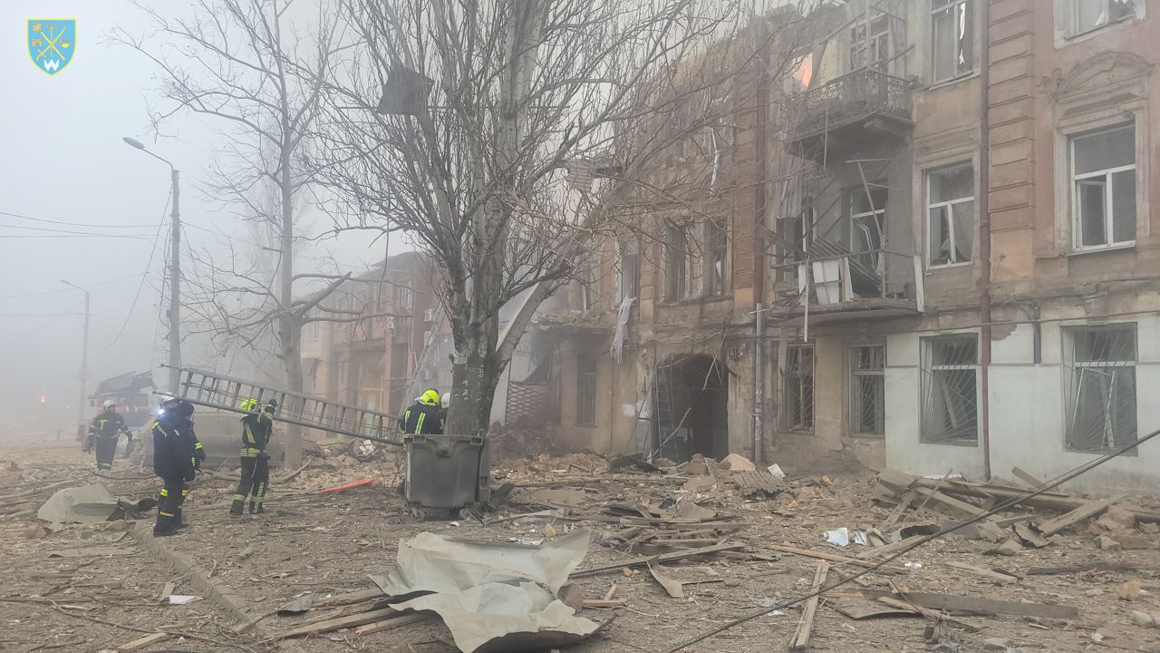 В Одессе ракета прошила жилую высотку, взорвавшись внутри: число жертв растет (фото) — фото 7