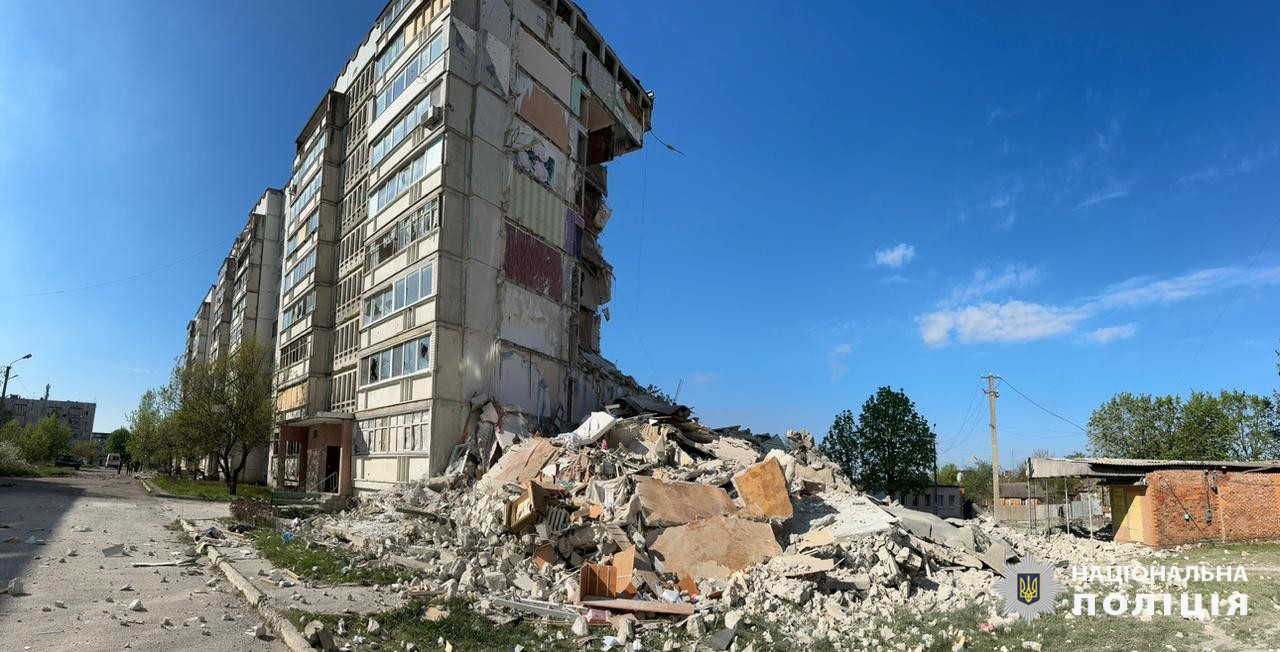 Росіяни скинули на житловий будинок у Вовчанську плануючий боєприпас, є загиблі: фото — фото