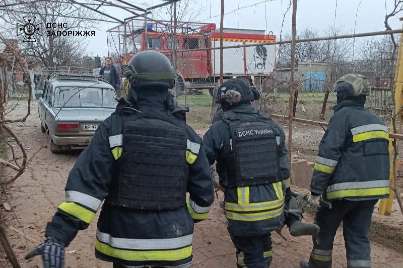 У Запорізькій області рятувальники дістали жінку з-під завалів після російського обстрілу — фото 1