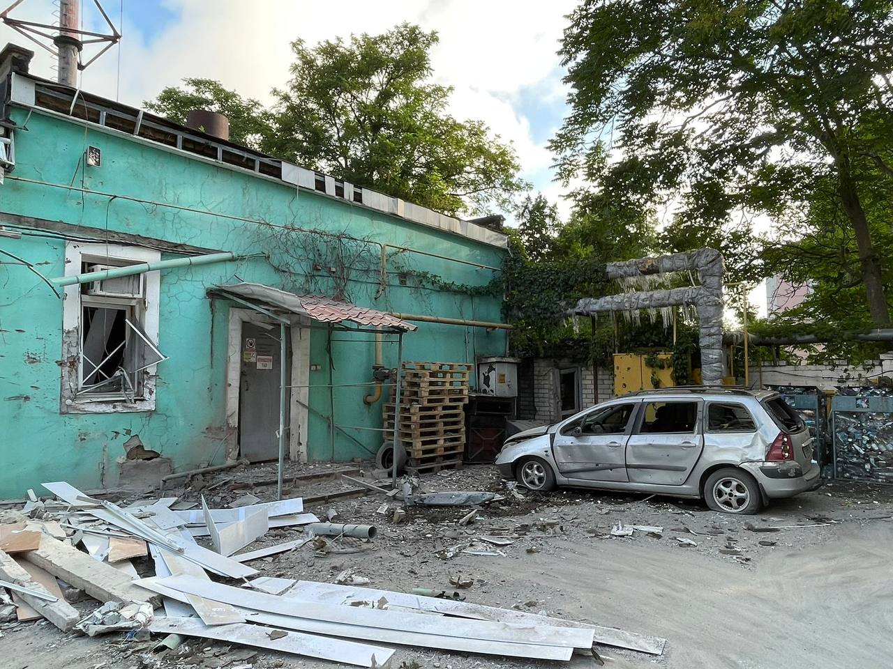 Россияне повторно обстреляли больницу в Херсоне, где накануне убили врача: пострадал морг — фото