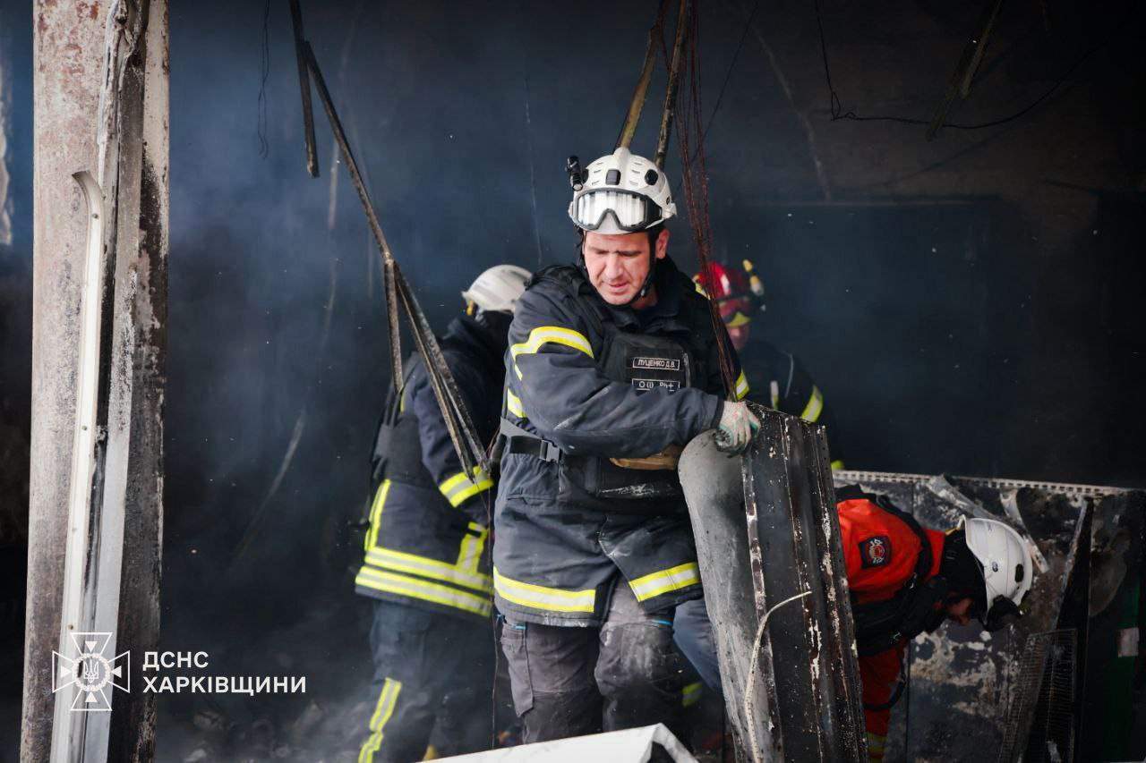 Россияне ударили по АЗС в Харьковской области: 6 человек пострадали (фото) — фото 7