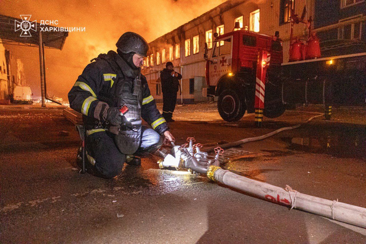 У Харкові загасили масштабну пожежу на підприємстві, яке атакували росіяни: фото  — фото 2