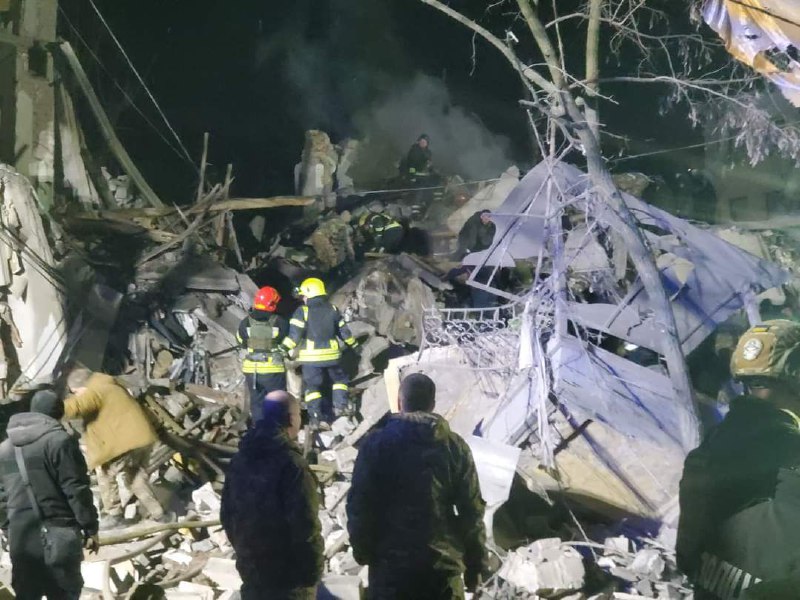 Ракетный удар по Краматорску: спасатели показали фото с места трагедии — фото