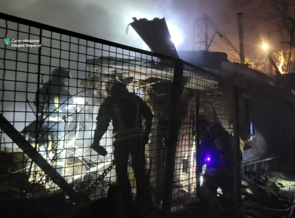 Российский дрон упал на жилой дом в Одессы, есть погибшие и раненые: фото последствий — фото