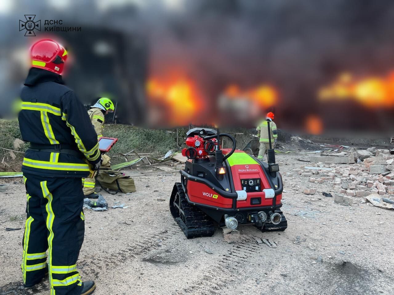 Вночі ППО збила 5 ракет та 48 дронів: на Київщині досі гасять пожежу (кадри) — фото 2