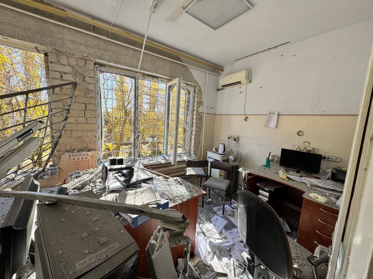 При ударе по детской больнице в Херсоне ранения получили 9 человек, среди них четверо детей — фото 5 При ударе по детской больнице в Херсоне ранения получили 9 человек, среди них четверо детей — фото 5