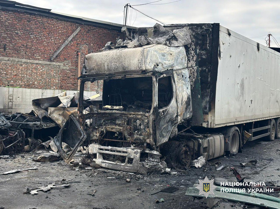 Россия нанесла удары по Нежину: ранены трое людей, повреждена ”Новая почта”, жилой дом, магазин — фото 3