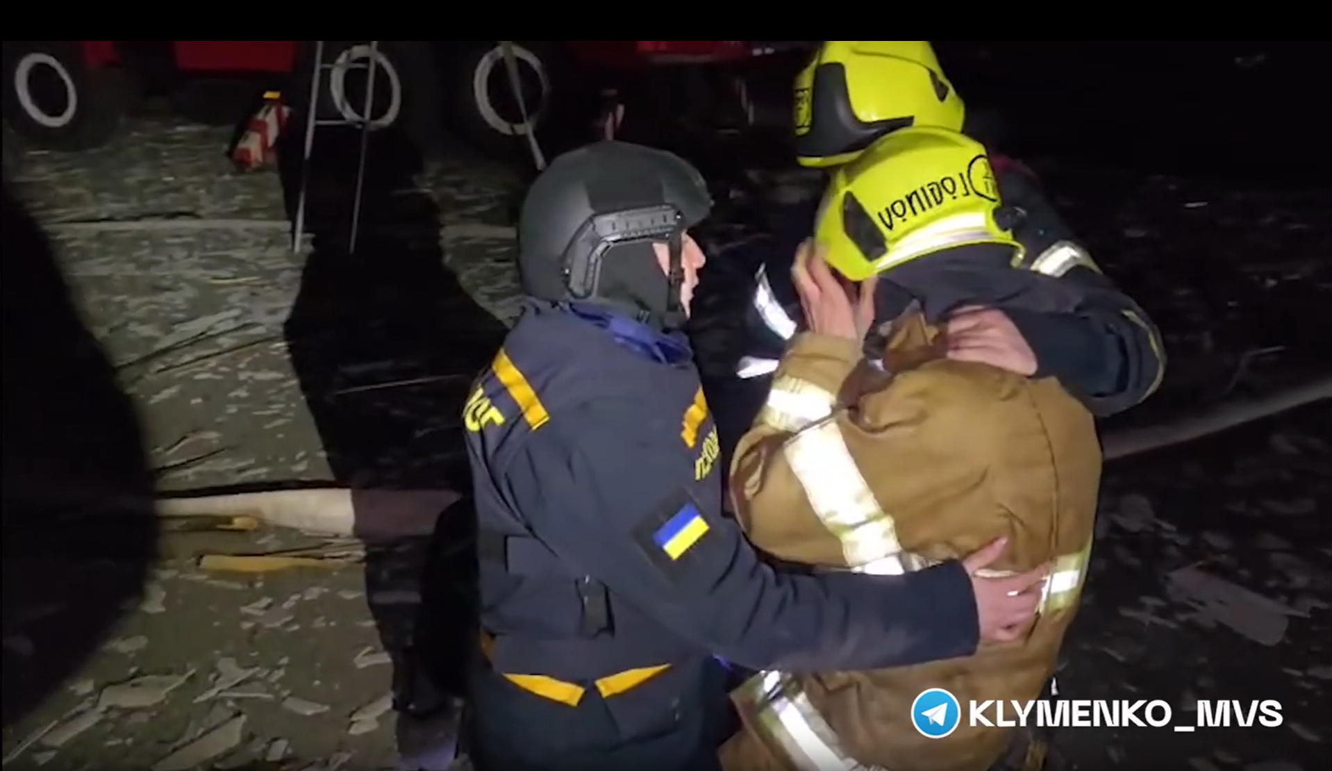 Кадри, що розривають серце: рятувальник плаче на місці удару у Харкові, де РФ вбила його батька-рятувальника — фото