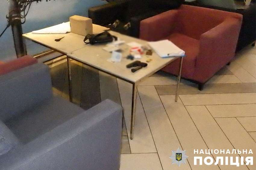 В центре Киева мужчина открыл стрельбу в отеле: есть раненый — фото 1