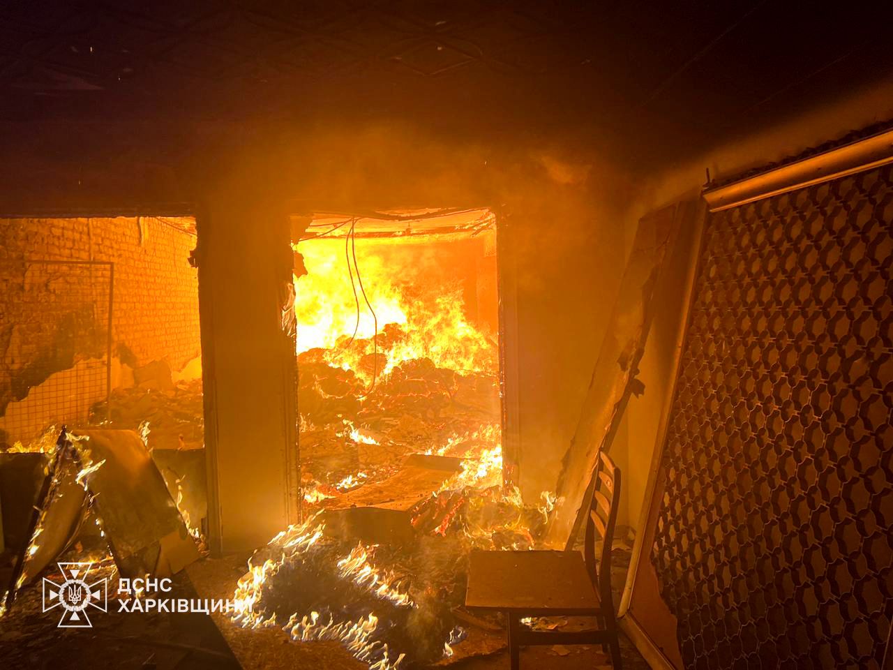 Дом культуры в Великом Бурлуке полностью охвачен огнем после российского удара — фото 2