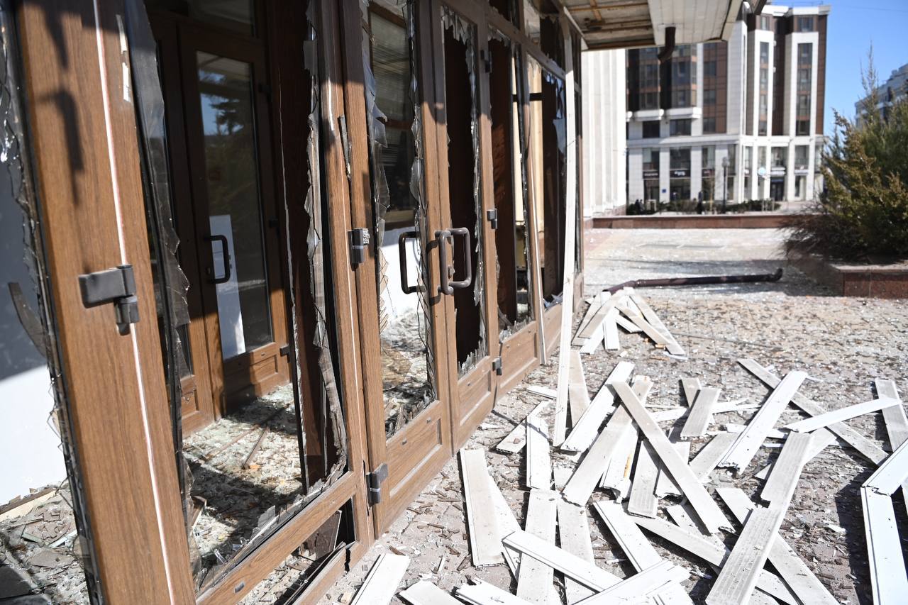 В Белгороде дрон атаковал здание администрации: фото — фото