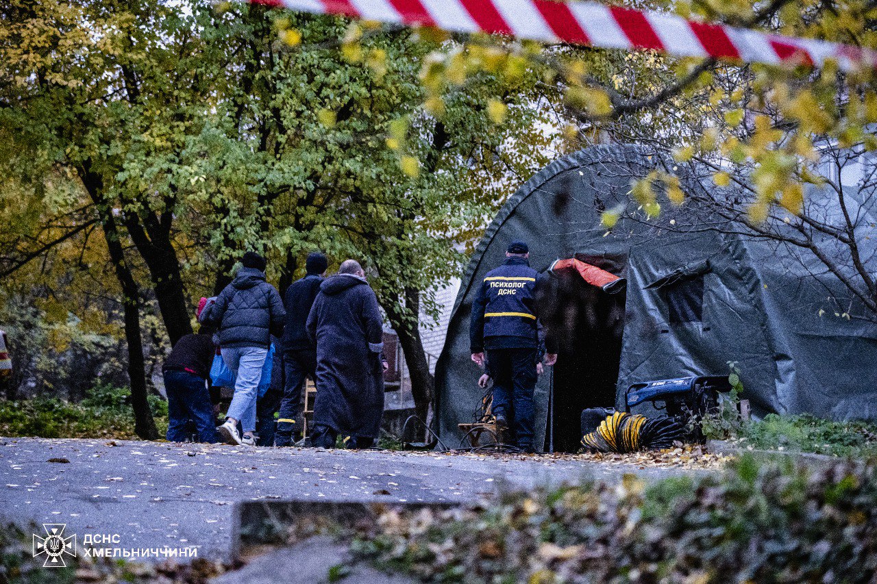 Під завалами житлового будинку у Хмельницькому знайшли тіла двох людей — фото 6