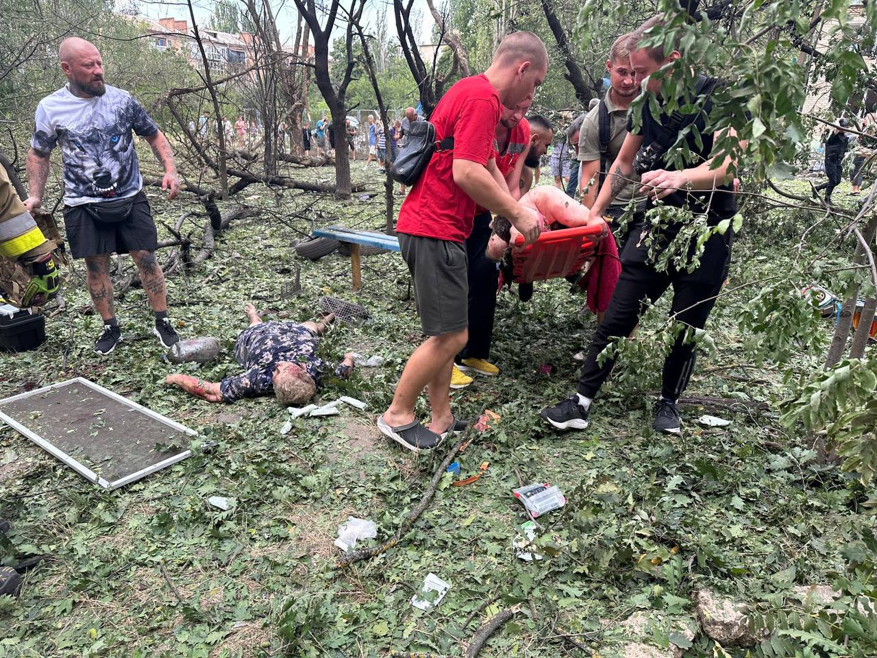 Число жертв удару по Миколаєву продовжує зростати: фото — фото 6