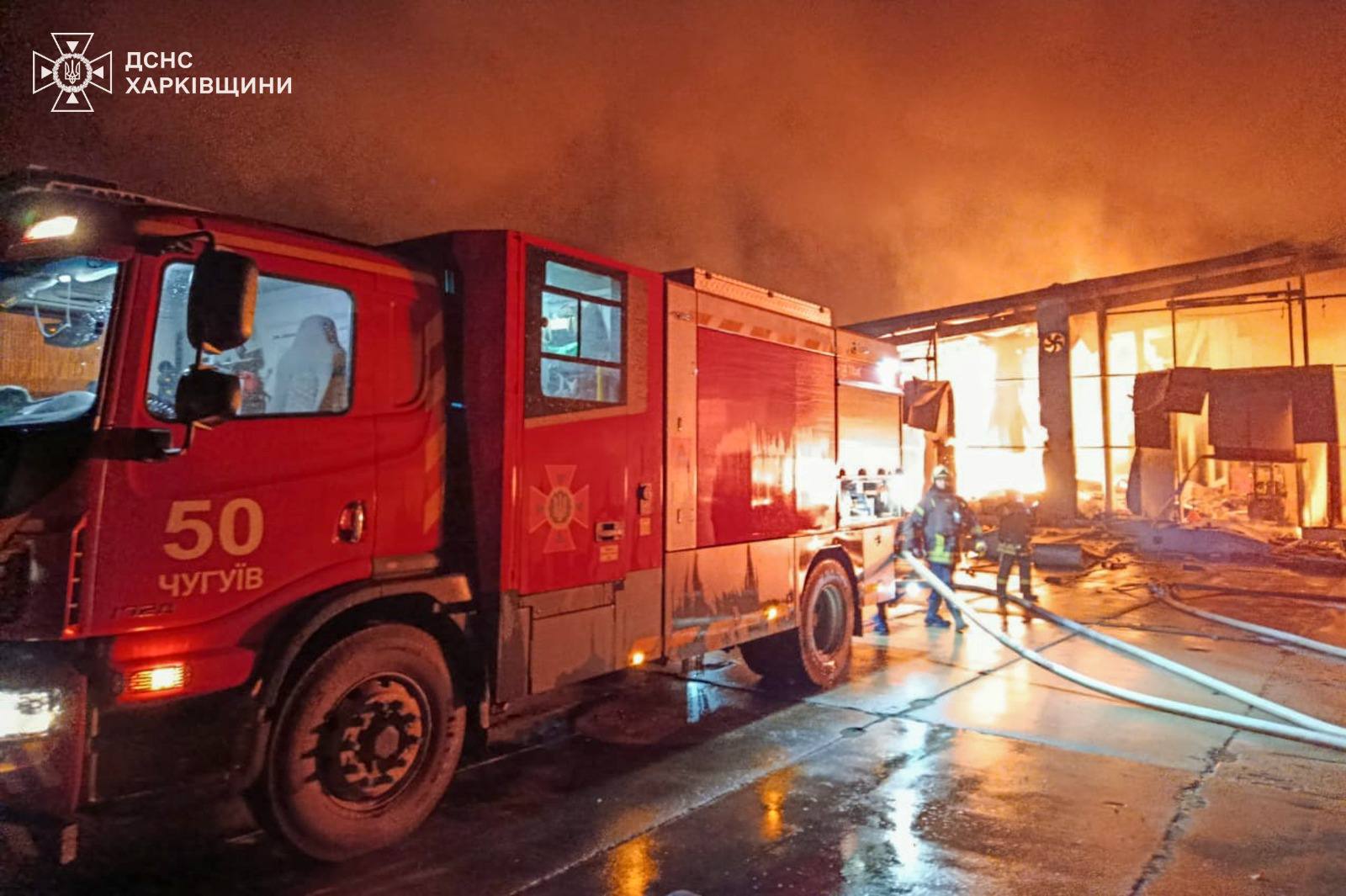 В Чугуеве и Изюме удалось потушить пожары после российских обстрелов — фото 1 В Чугуеве и Изюме удалось потушить пожары после российских обстрелов — фото 1