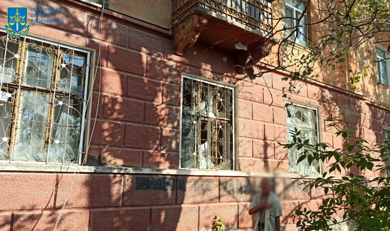 Россияне обстреляли Херсон: серьезно ранены коммунальщики (фото) — фото