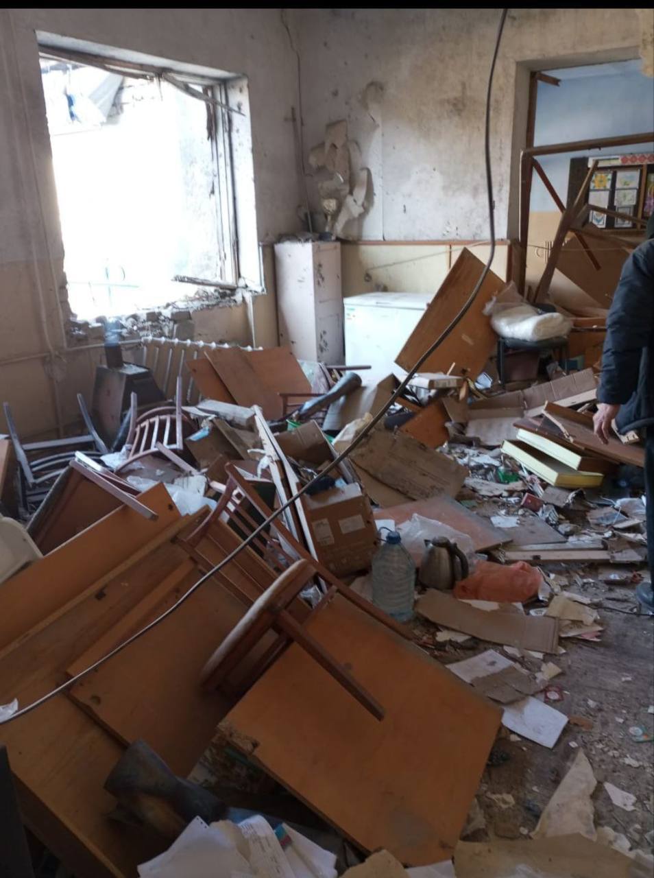 Россияне сбросили взрывчатку на Пункт Незламності в Херсонской области: трое раненых — фото