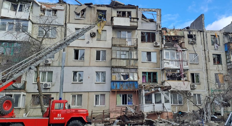 В Покровске из-под завалов жилого дома достают людей: фото — фото