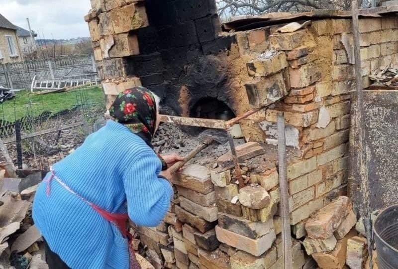 Украинская бабушка растрогала мир, готовя паски посреди руин: фото, видео   — фото 1