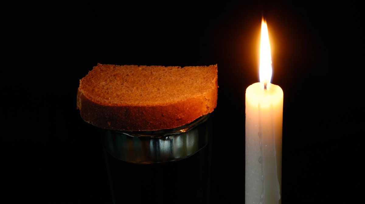 Ножи на поминках. Поминальный стакан. Хлеб со свечой. Поминальный хлеб. Поминальная стопка.