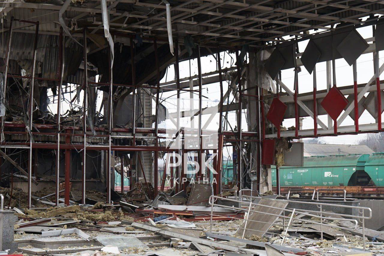 В Фастове после российской атаки полностью уничтожен вокзал: фото — фото 5