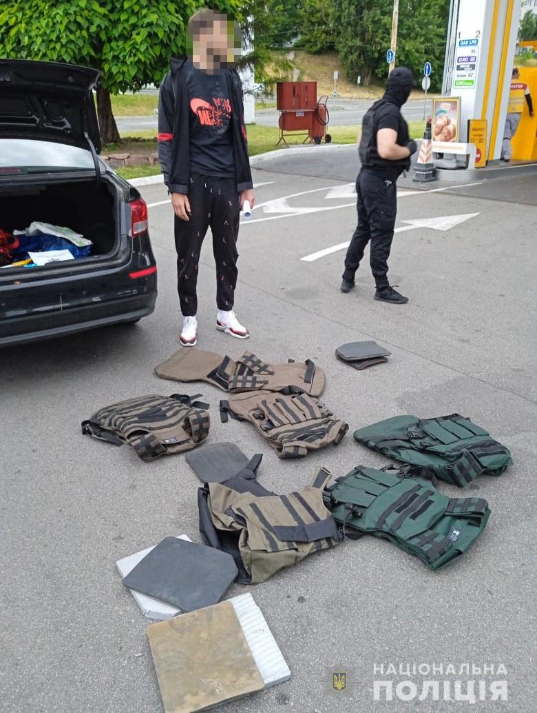 В Киеве мошенник продавал волонтерам низкосортные бронежилеты — фото 3