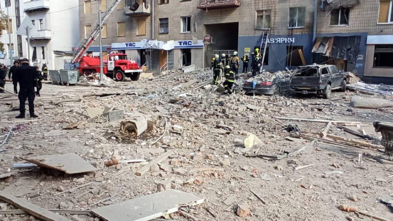 Россия ударила ракетами по центру Харькова: фото и видео — фото 3