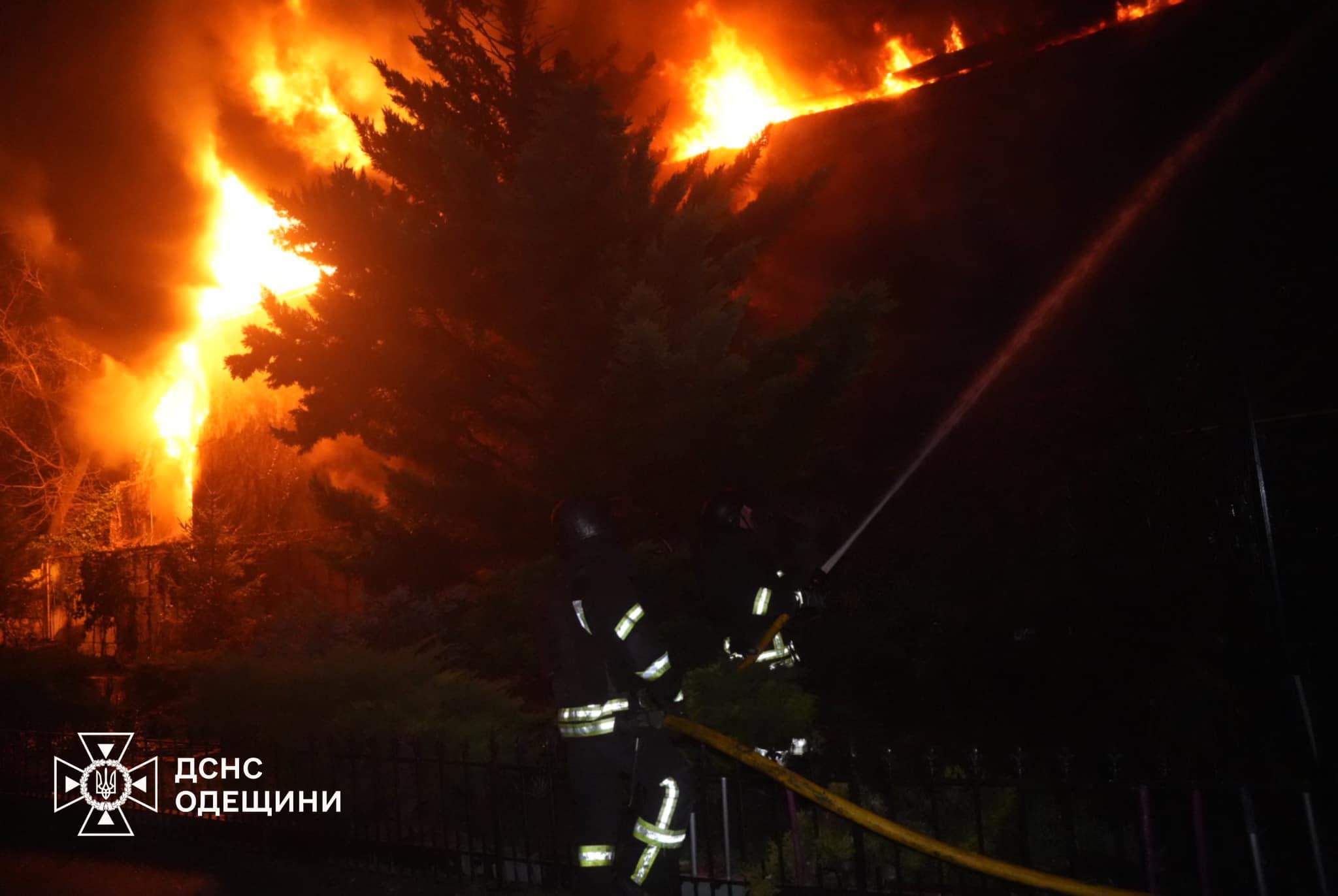 Россияне массированно ударили по Одессе: горят резервуары с горючим — фото 1