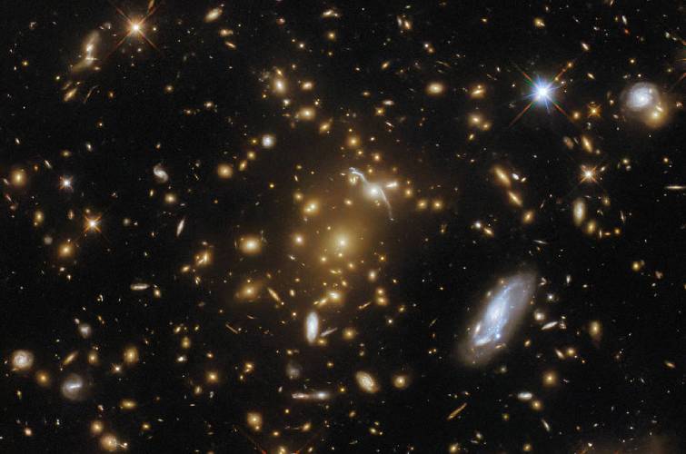 Телескоп Hubble знайшов скупчення галактик, що спотворює простір-час — фото