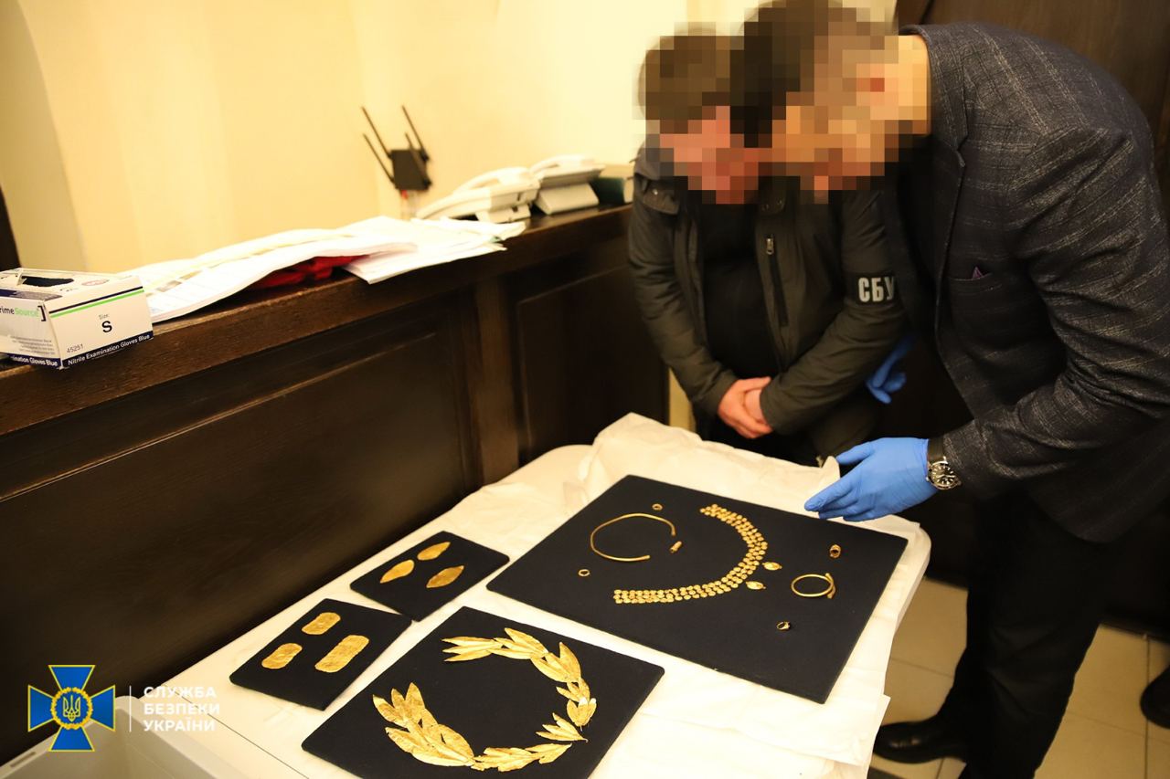 СБУ показала некоторые экспонаты коллекции ”Скифского золота” — фото