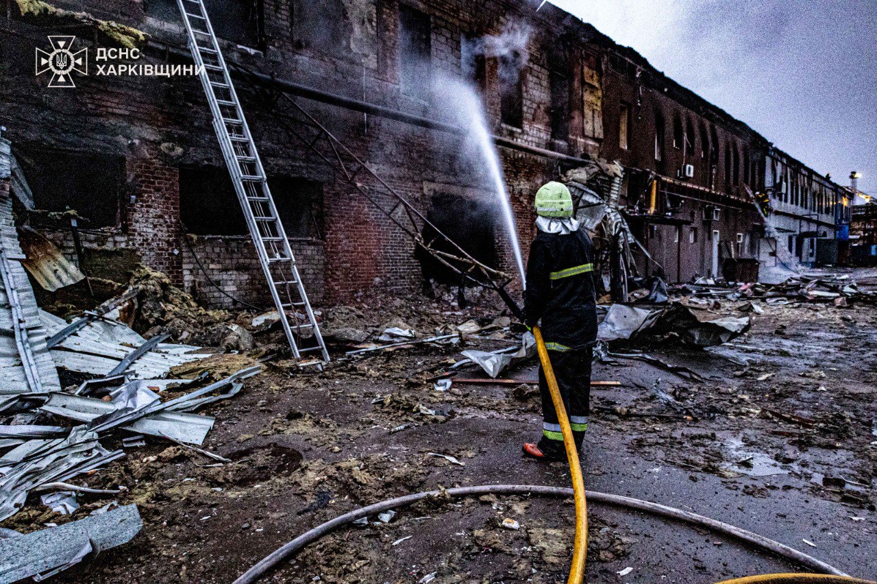 У Харкові загасили масштабну пожежу на підприємстві, яке атакували росіяни: фото  — фото 8