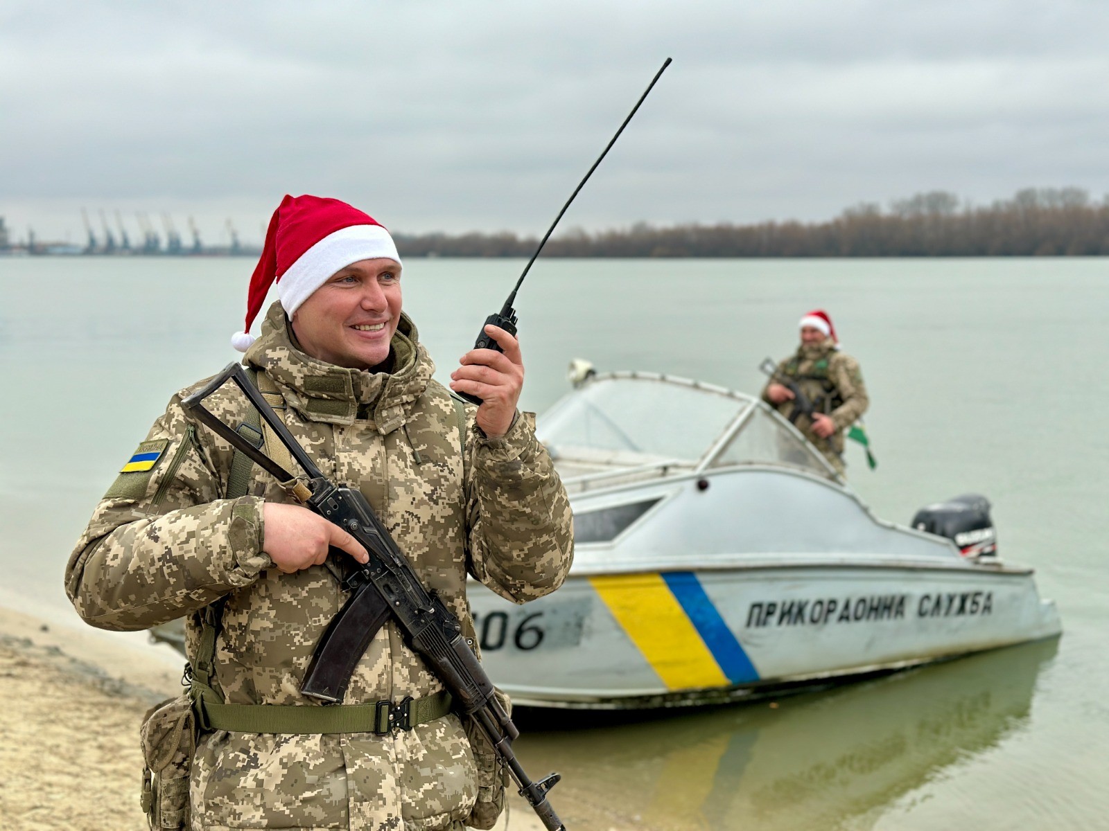 Пограничники опубликовали яркий новогодний ролик, как Санта-Клаус ”нарушает” границу — фото 14