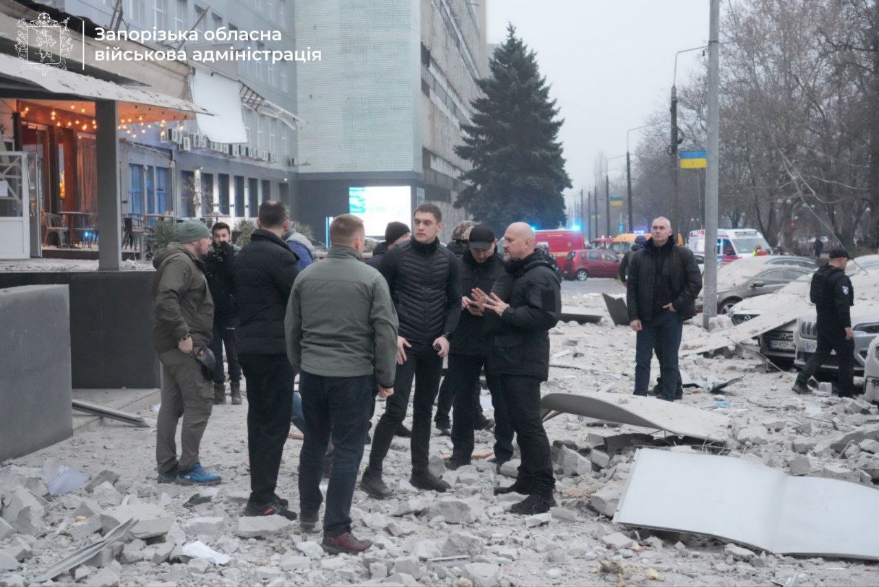 Три людини загинули внаслідок удару по Запоріжжю: зруйновано клініку (фото, відео) — фото 2