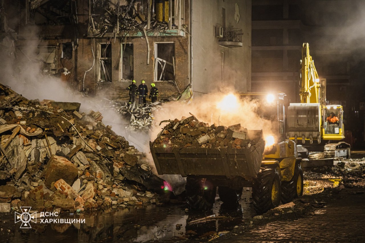 В Харькове среди руин разрушенного российским ударом дома нашли тело женщины — фото 8