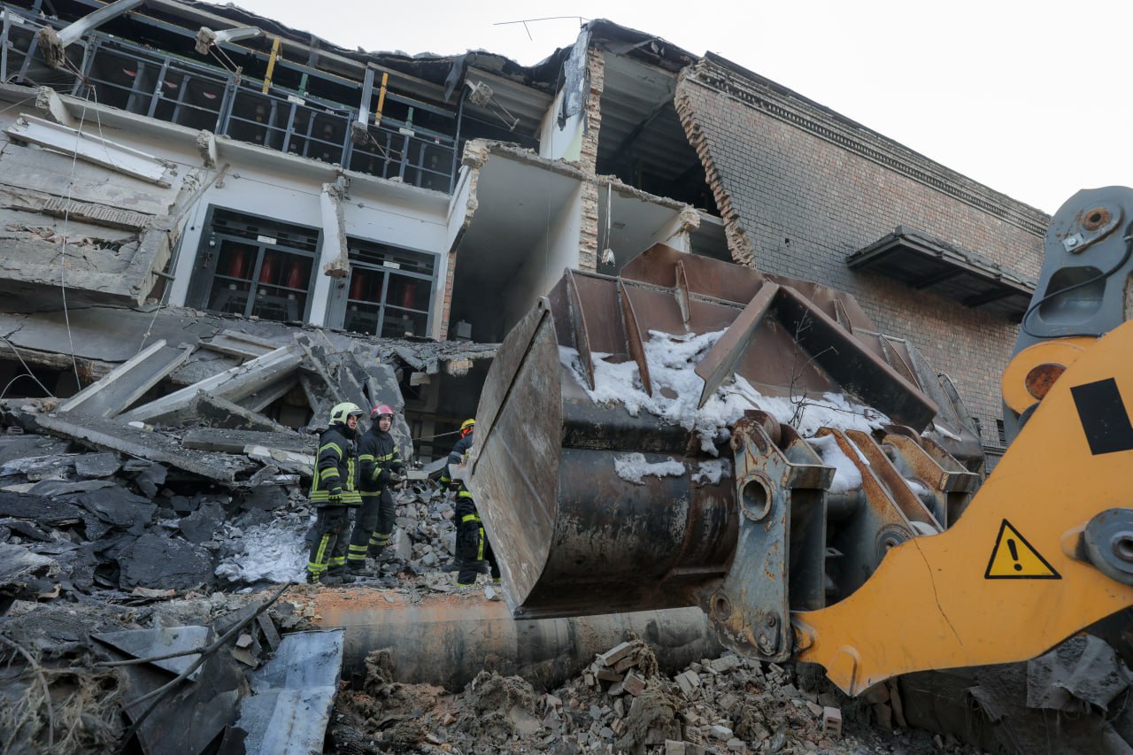 Генсек НАТО Марк Рютте посетил разрушенную российским ударом ТЭЦ в Киеве: фото — фото 7