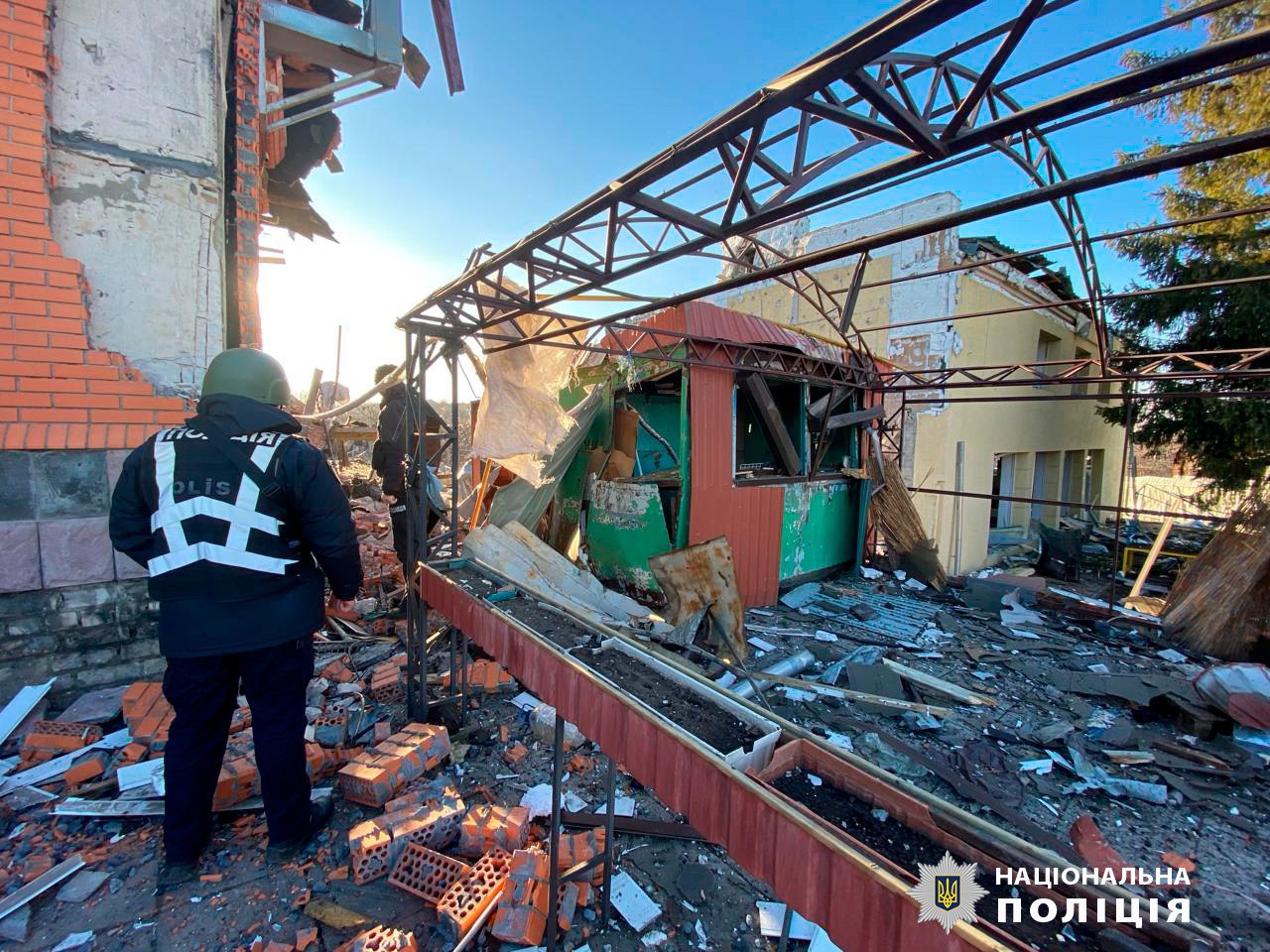 Двое погибших, десятки разрушенных домов: кадры последствий удара КАБов по Купянску — фото