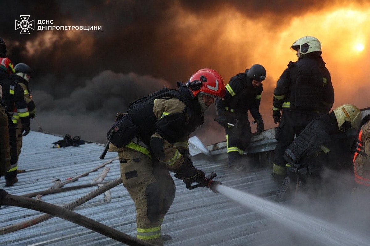Окупанти атакували БПЛА аграрне підприємство під Дніпром: пожежу досі гасять — фото 6