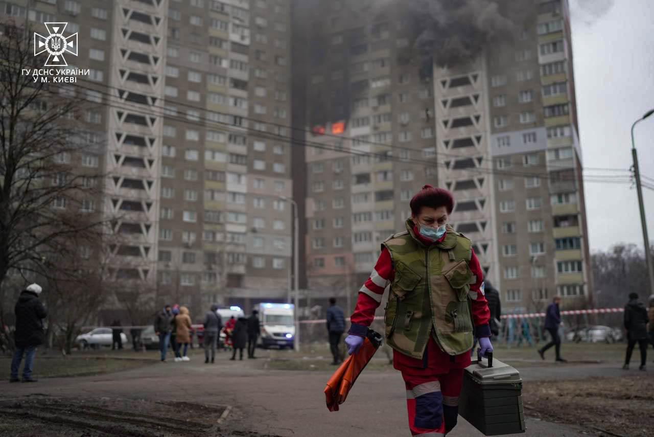 В Киеве растет число жертв российского ракетного удара: фото последствий — фото