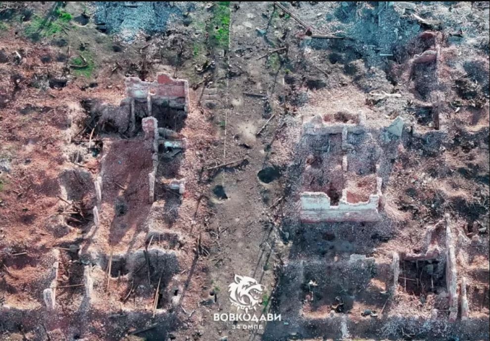 Вовчанськ повністю знищено росіянами: бійці 34 ОМПБ показали фото через рік після початку штурмів — фото 1