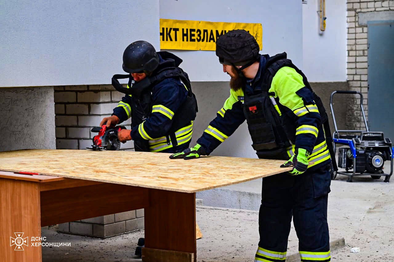 У Херсоні рятувальники зміцнюють стіни зруйнованої росіянами житлової висотки: фото — фото 4