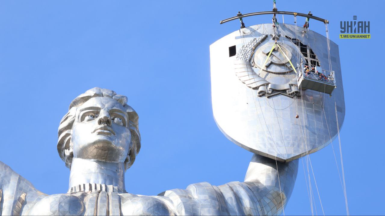 У Києві розпочали демонтаж радянського герба з монумента ”Батьківщина-мати”: фото, відео — фото 1