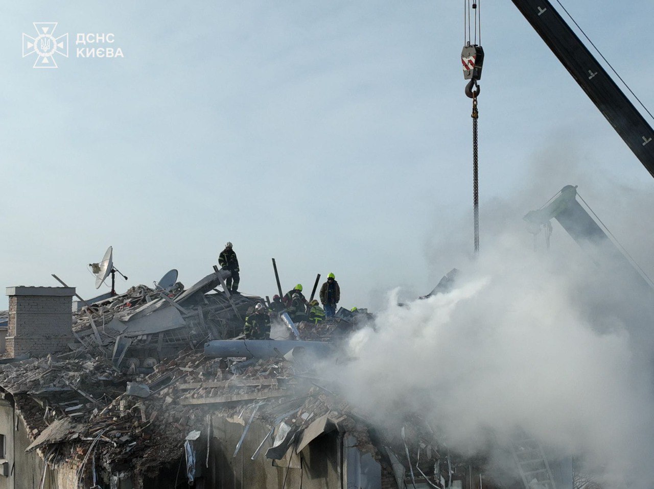 Під завалами житлового будинку у Києві знайшли загиблу жінку: фото — фото 4