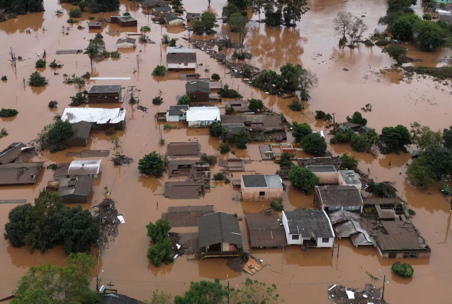 Из-за мощных дождей в Бразилии погибли минимум 39 человек, около 70 пропали без вести: фото — фото 1