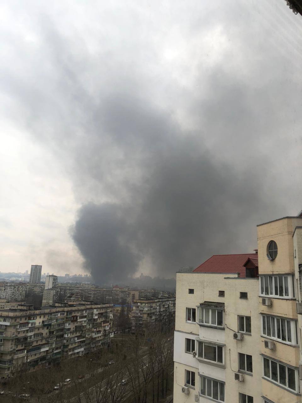 В Киеве на Подоле вспыхнул масштабный пожар: первые кадры — фото