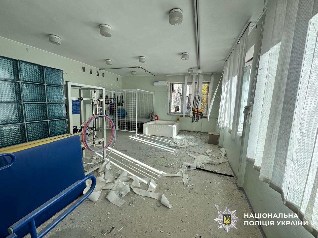 При ударе по детской больнице в Херсоне ранения получили 9 человек, среди них четверо детей — фото 10 При ударе по детской больнице в Херсоне ранения получили 9 человек, среди них четверо детей — фото 10