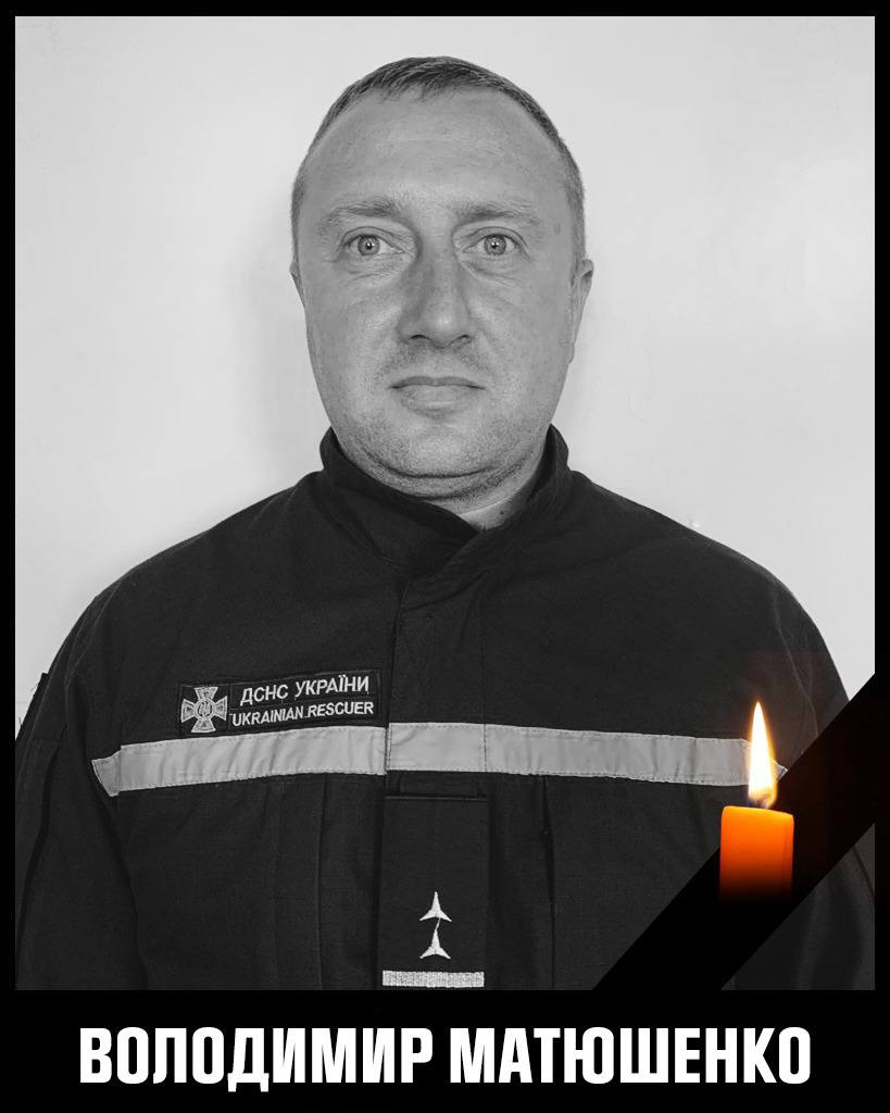 Кадри, що розривають серце: рятувальник плаче на місці удару у Харкові, де РФ вбила його батька-рятувальника — фото