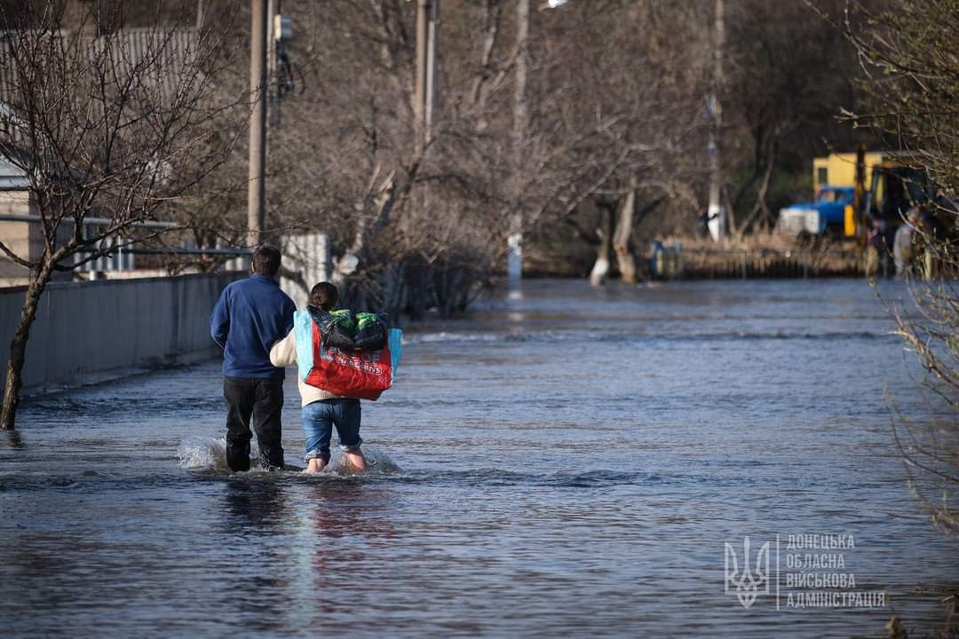 Из-за прорыва дамбы в Краматорске эвакуированы десятки человек: фото — фото