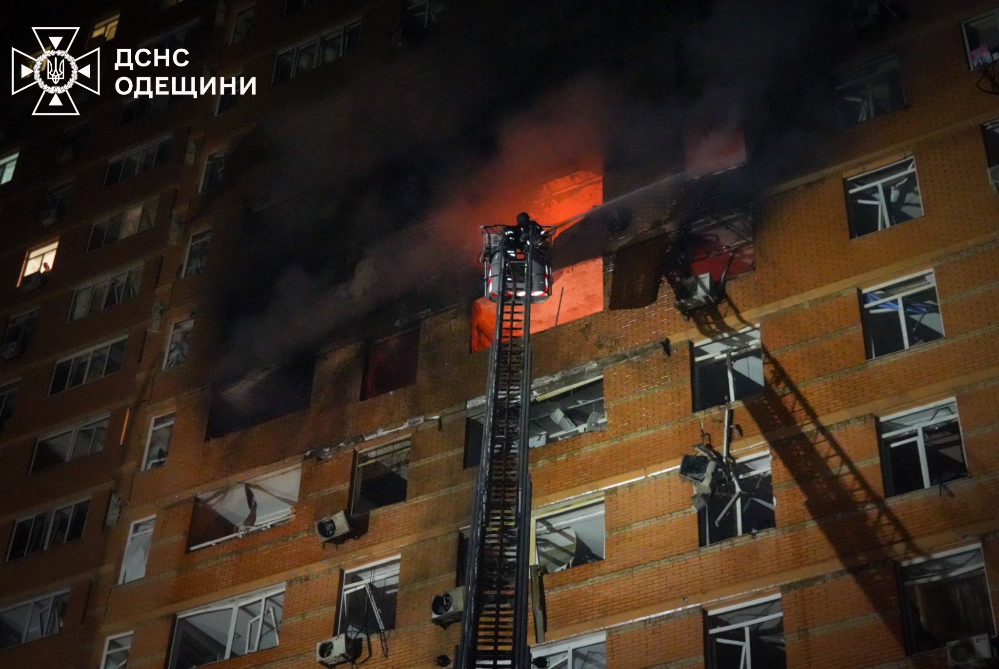 Два человек погибли, 14 пострадали: кадры последствий российской атаки на Одессу — фото 6